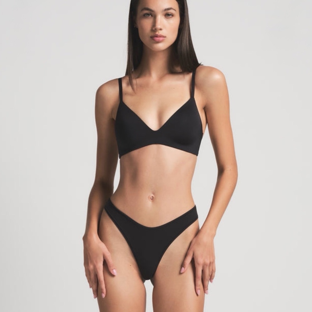 SKIMS Wireless T-Shirt Demi Bra - Black - Picture 2 of 5